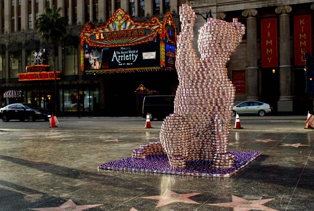 Escultura de gato de três metros de altura formada de milhares de latas de comida de gato é vista nesta quarta-feira (29) no Hollywood Boulevard, em Los Angeles. As latas, doadas por uma empresa de comida felina,  seriam doadas para três entidades de apoi (Foto: Joe Kohen/AP)