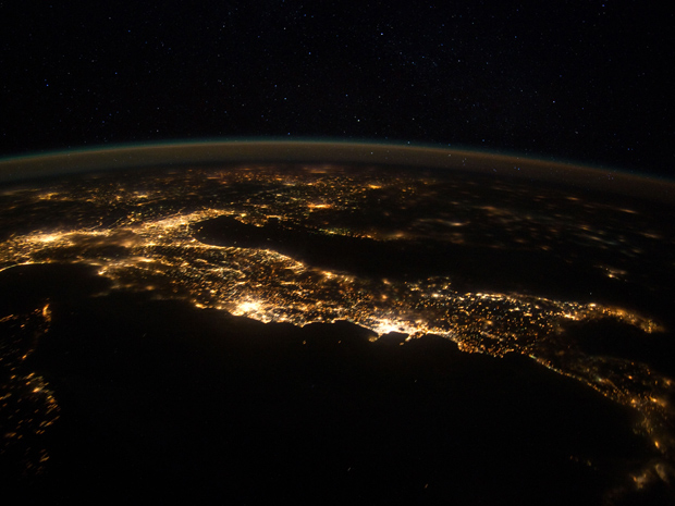 Roma (no centro, mais à esquerda) e Nápoles são visíveis na imagem aérea da Itália noturna. (Foto: Nasa)