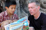 Americano cruza o mundo e leva livros a US$ 1 ao Laos (Divulgação)