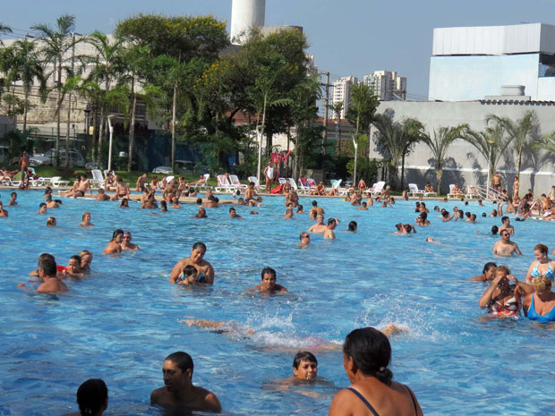Paulistanos foram às piscinas para se refrescar em tarde de calor (Foto: Oslaim Brito/Futura Press)