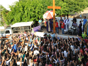 Cruz Peregrina e Ícone de Nossa Senhora viajam por países para divulgar Jornada Mundial da Juventude de 2013 no Rio de Janeiro.  (Foto: Divulgação/Arquidiocese de Fortaleza)