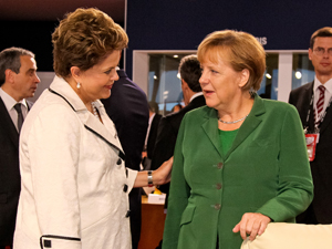 Dilma Rousseff e Angela Merkel em almoço durante a Cúpula de Líderes do G20, na França, em novembro do ano passado (Foto: Roberto Stuckert Filho/PR)