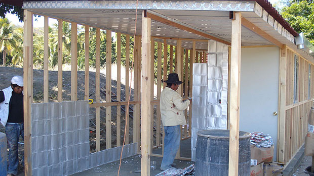 Em Oaxaca, no sudeste do México, casas são construídas com embalagens e com garrafas plásticas. As paredes das construções são cobertas com embalagens Tetra Pak estendidas e limpas (Foto: Cortesia Techamos uma Mano)