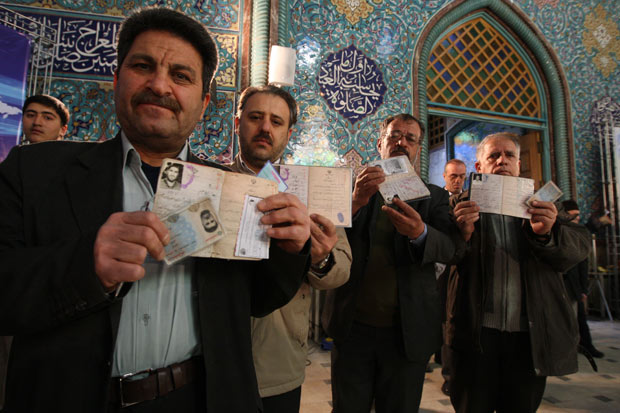 Iranianos fazem fila para votar em mesquita transformada em sessão de votação em Teerã, nesta sexta (2)  (Foto: Atta Kenare / AFP)