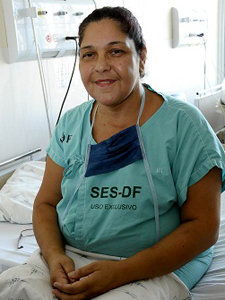 Aposentada Vânia Lúcia Lopes foi a milésima paciente da rede pública de saúde do DF a passar por transplante de rim (Foto: Hmenon Oliveira/Agência Brasília)