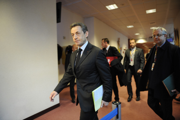 Sarkozy anuncia fechamento da embaixada da França na Síria