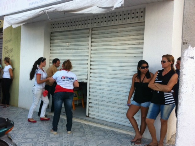 Em protesto pelos crimes, alguns comerciantes fecharam a portas nesta sexta-feira (Foto: Bruna Roma/TV Verdes Mares)