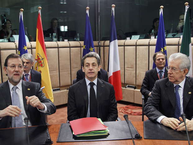 Premiê espanhol Mariano Rajoy Brey (esquerda),  presidente da França Nicolas Sarkozy (centro) e premiê italiano Mario Monti (direita) participam de reunião da União Euorpeia em Bruxelas (Foto: Reuters)