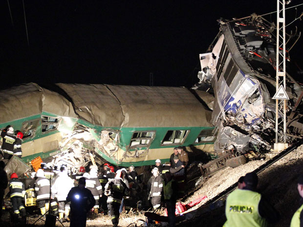 Colisão entre trens deixa mortos e feridos na Polônia  (Foto: Andrzej Grygiel/ PAP / AFP)