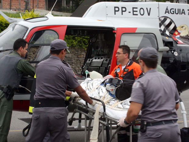 Vítima em estado grave é resgatada pelo Águia (Foto: Mário Ângelo/Sigmapress/AE)