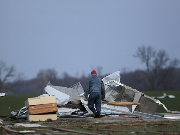 Morador tenta limpar área atingida por tornados em Chelsea, na Indiana. (Foto: John Summers/ Reuters)