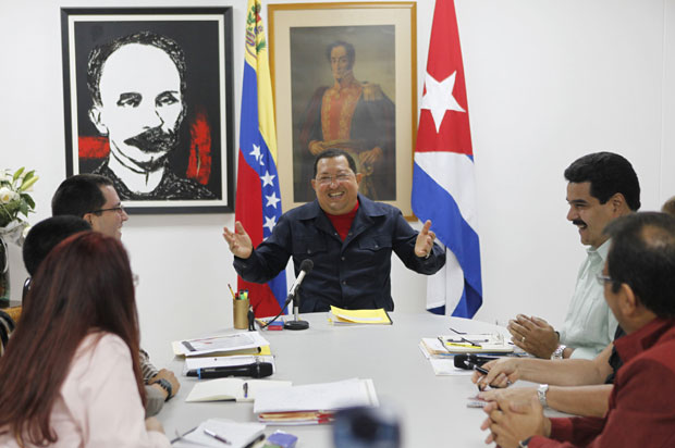 Hugo Chávez gesticula durante reunião com seu gabinete em Havana, onde se recupera de uma cirurgia (Foto: Reuters/Palácio Miraflores)