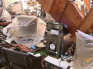 Computadores e objetos da biblioteca ficaram destruídos (Foto: Reprodução RPCTV)