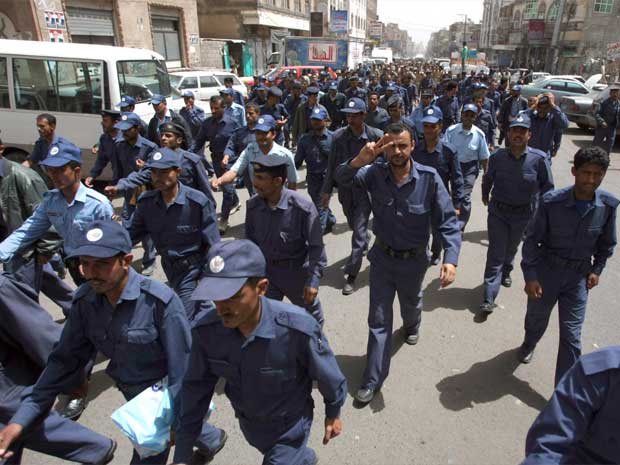 Soldados do Iêmen marcham em Sanaa neste domingo (4) (Foto: AFP)