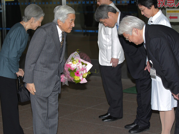 Imperador do Japão Akihito e imperatriz Michiko se despedem da equipe médica do hospital da Universidade de Tóquio. (Foto: Itsuo Inouye/ AP)