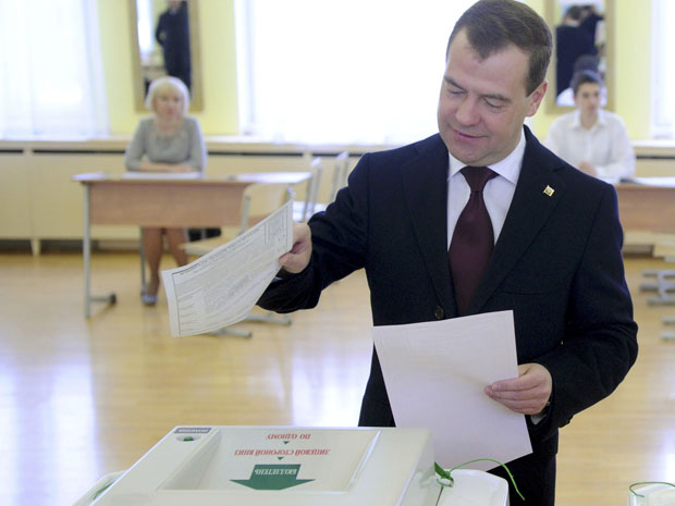 O presidente russo Dimitri Medvedev participa das eleições neste domingo (4) (Foto: Kirill Kudryavtsev/Pool/Reuters)