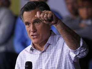 Mitt Romney discursa em Ohio, durante apurações do caucus de Washington (Foto: Gerald Herber/AP)