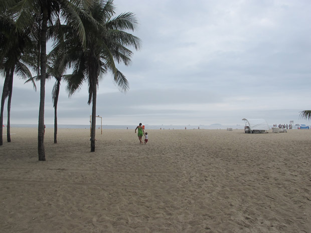 Frente fria, com pancadas de chuva, deixa praias do Rio vazias