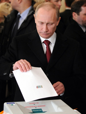 Primeiro-ministro russo, Vladimir Putin, vota em uma sessão eleitoral de Moscou neste domingo (4). (Foto: Yuri Kadobnov/ AFP)