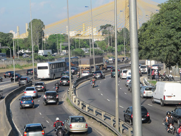 Caminhão desrespeita a restrição a veículos de carga na Marginal Tietê  (Foto: Juliana Cardilli/ G1)