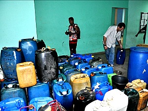 Ao todo, 2.820 litros de combustível ilegal foi apreendido (Foto: Eliakim Marques/ Divulgação)
