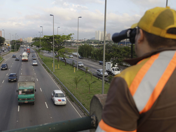 Agente da CET fiscaliza caminhões que trafegam pela Marginal Tietê (Foto: Nelson Antoine/Fotoarena/AE)