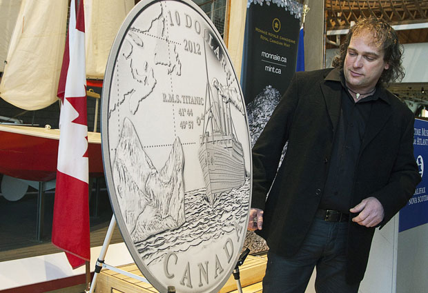 O artista Yves Berube expõe moeda de prata que ele criou para marcar o 100º aniversário do naufrágio to Titanic em Halifax, no Canadá. A moeda contém 99,99% de prata pura, um valor nominal é de US$ 10, mas será vendida por cerca de US$ 65 (Foto: The Canadian Press, Andrew Vaughan/ AP)