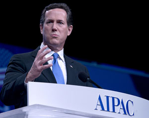 Rick Santorum se dirige ao público em comitê israelense em Washington D.C. nesta terça (6) (Foto: AFP)