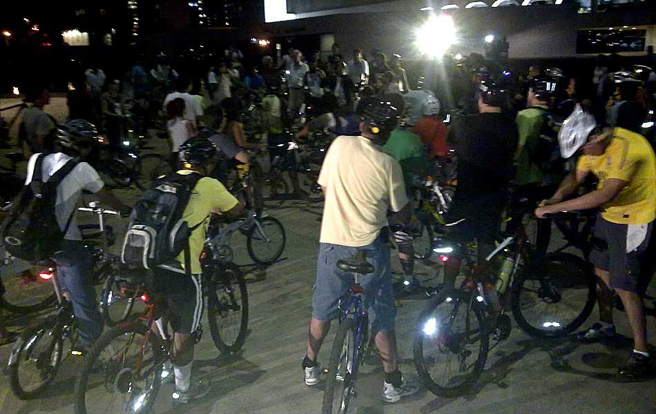 Ciclistas também protestaram em Brasília. Grupo se reuniu na Praça das Bicicletas, perto do Museu Nacional