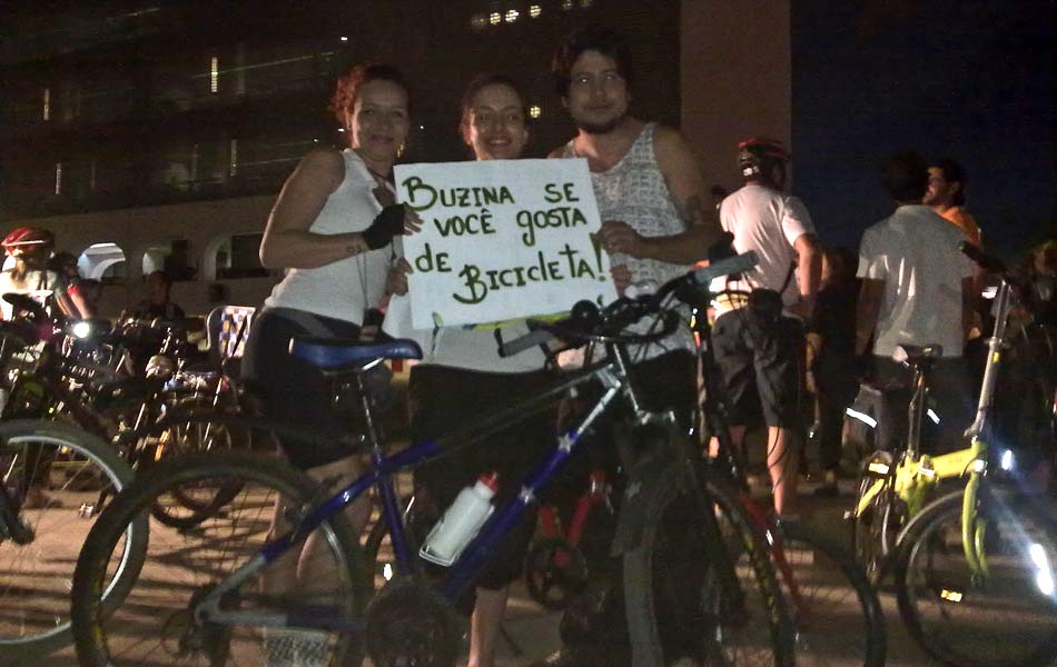 Grupo reunido para protestar em Brasília na noite desta terça-feira (6)