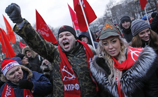 Militantes do Partido Comunista protestam nesta segunda-feira (5) em Moscou contra a eleição de Vladimir Putin (Foto: AP)