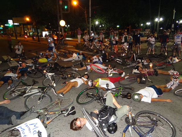 Ciclistas deitam-se no chão em sinal de protesto contra os atropelamentos (Foto: Luna Markman/G1)