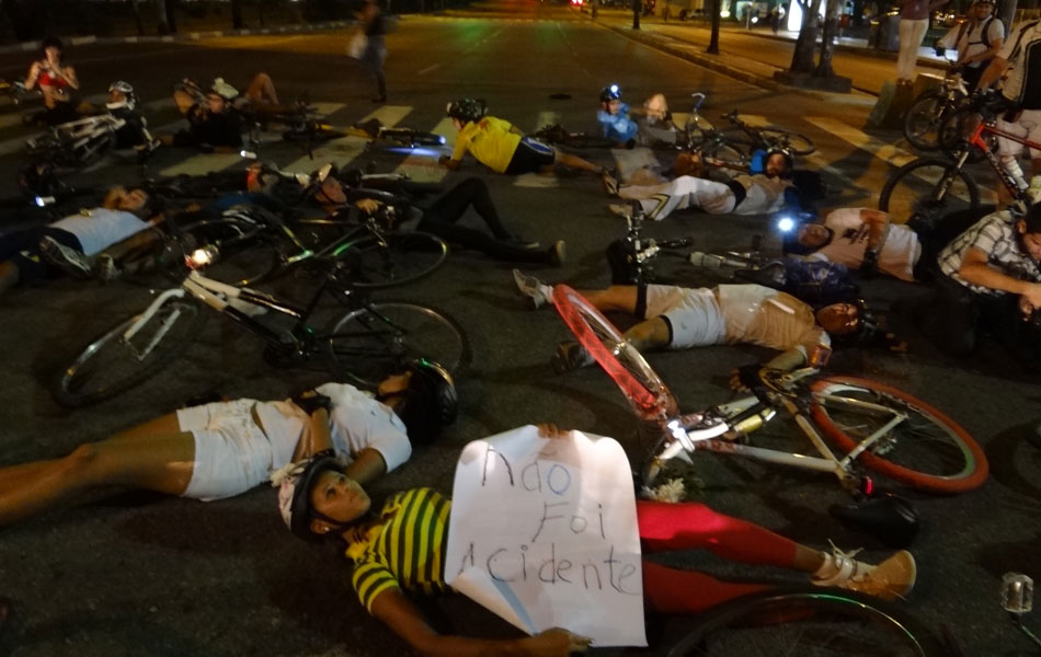 Cerca de cem cicloativistas se reuniram na Praça do Derby, área central do Recife; ciclistas deitaram no chão para protestar