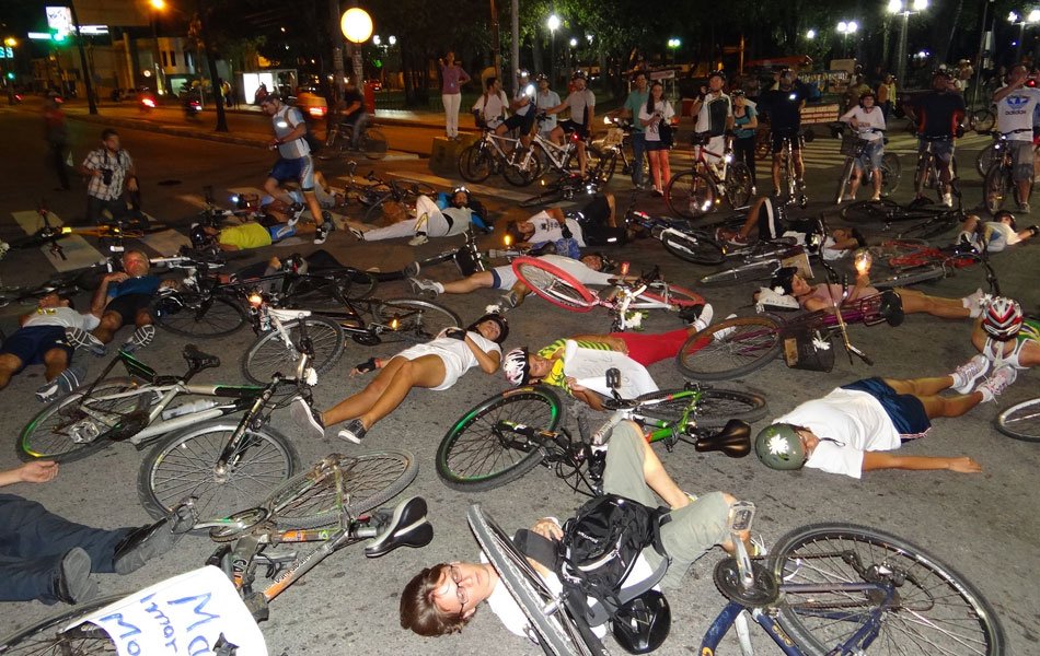 Cerca de cem cicloativistas se reuniram na Praça do Derby, área central do Recife; ciclistas deitaram no chão para protestar