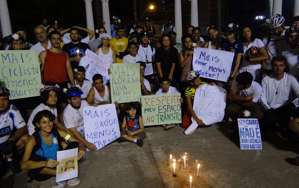 Cerca de cem cicloativistas se reuniram na Praça do Derby, área central do Recife