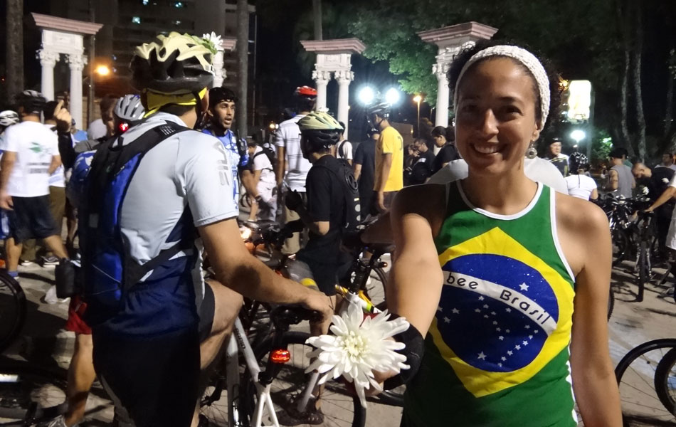 Cerca de cem cicloativistas se reuniram na Praça do Derby, área central do Recife