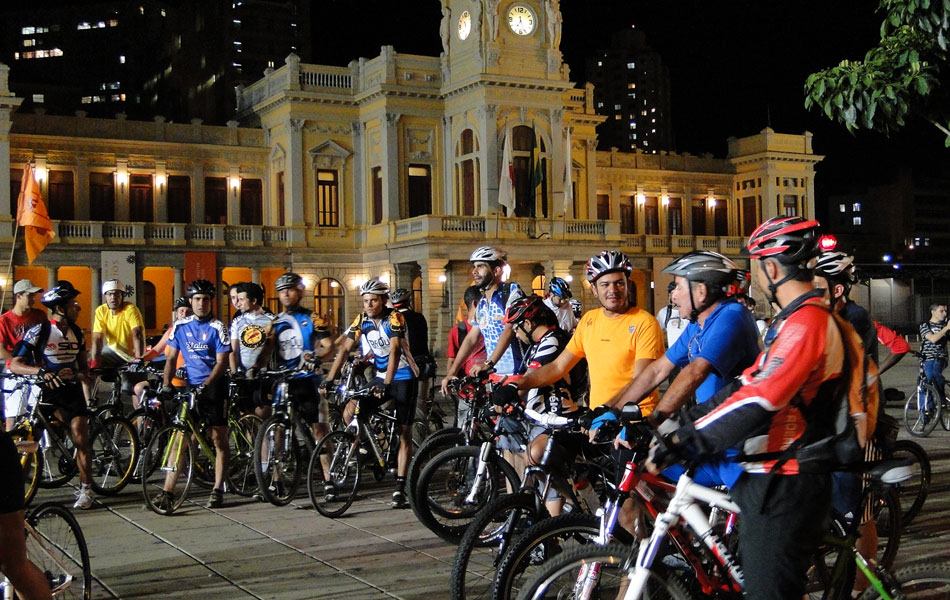 Em Belo Horizonte, os ciclistas se reúnem na noite desta terça-feira (6) na Praça da Estação, Região Centro-Sul da capital