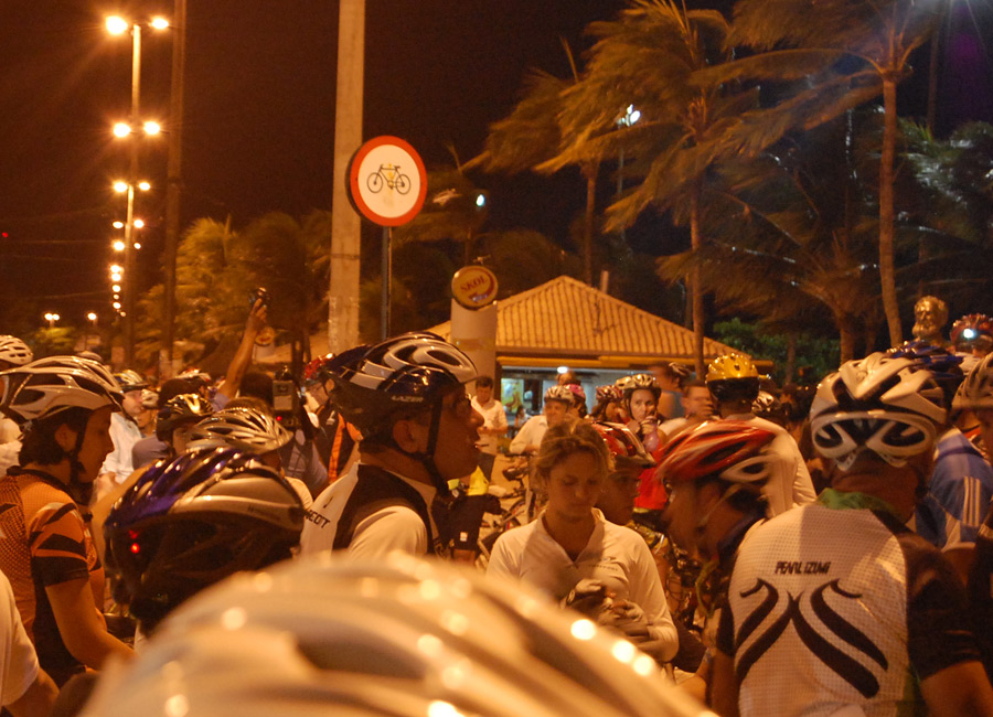Em João Pessoa, PB, bicicletada reúne cerca de 300 ciclistas pela paz no trânsito