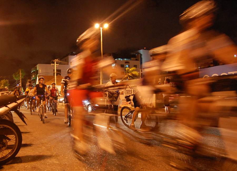 Em João Pessoa, PB, bicicletada reúne cerca de 300 ciclistas pela paz no trânsito