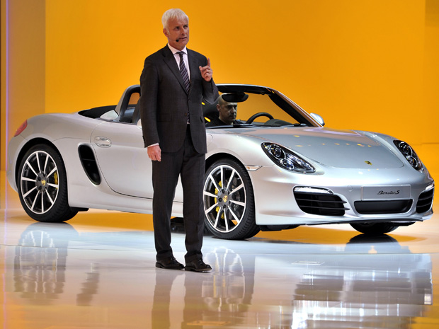 CEO da Porsche, Matthias Mueller apresenta novo Boxster em Genebra.  (Foto: FABRICE COFFRINI / AFP)