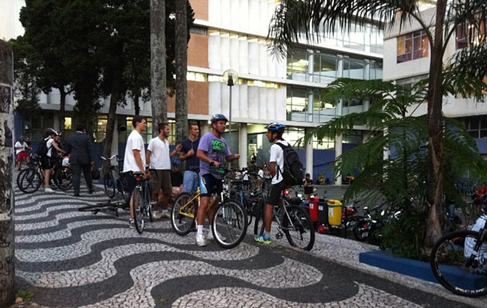 Ciclistas reunidos no pátio do prédio da Reitoria da Universidade Federal do Paraná (UFPR), no centro de Curitiba