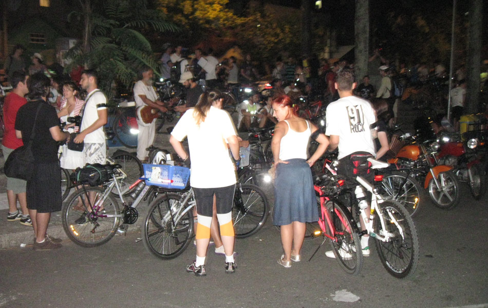 Em Curitiba, a bicicletada saiu do prédio da Reitoria da UFPR por volta das 19h30