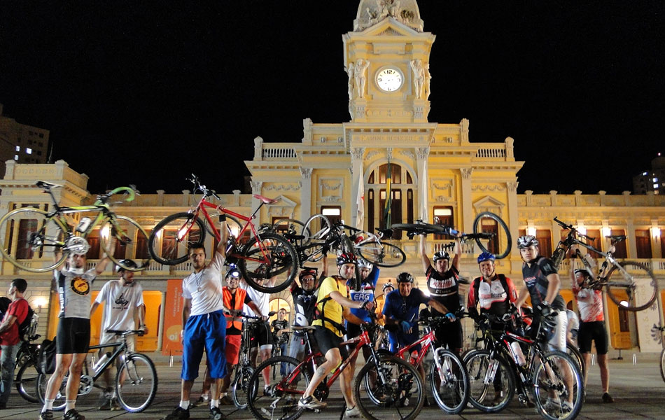 Ponto de encontro já tradicional das bikes em Belo Horizonte, Praça da Estação se transforma em palco para uma ‘bicicletada’ a favor do respeito aos usuários de bicicleta no trânsito.