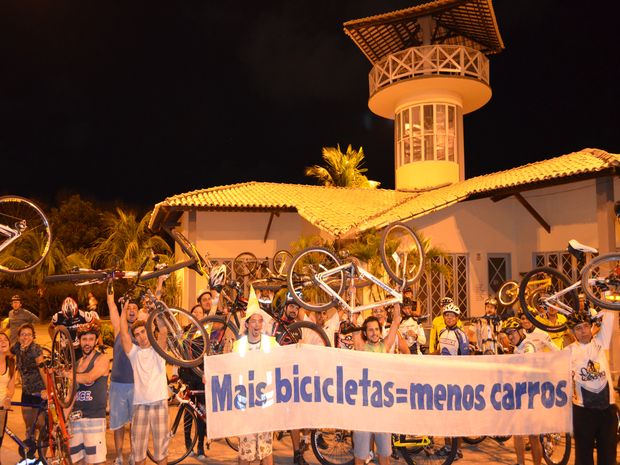 Ciclistas mostram o lema da campanha (Foto: Flávio Antunes/G1 SE)