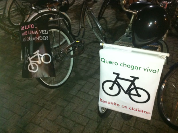 Cartazes utilizados durante a Bicicletada em Vitória (Foto: Leandro Nossa / G1 ES)
