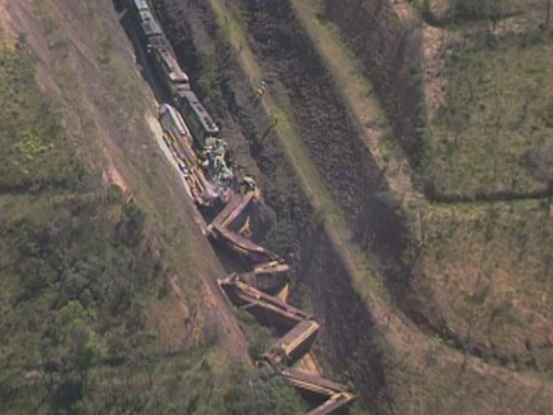 Vários vagões descarrilharam após o acidente (Foto: Reprodução/TV Globo)