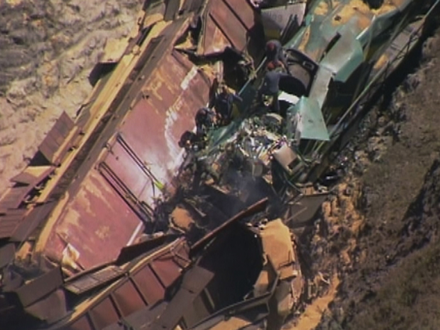 Bombeiros trabalham no acidente (Foto: Reprodução/TV Globo)
