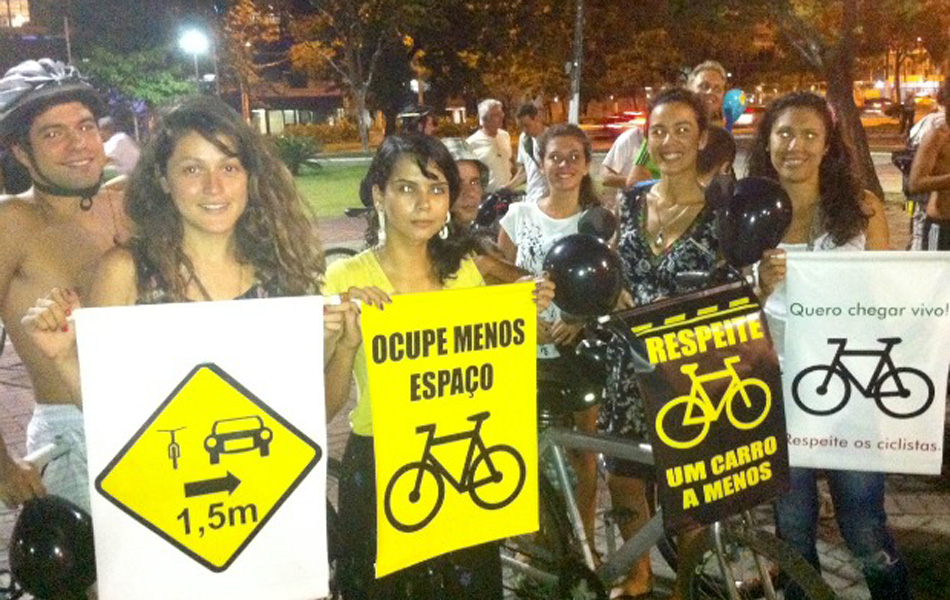 A concentração da bicicletada em Vitória, ES, acontece na Praça dos Namorados, na Praia do Canto. 
