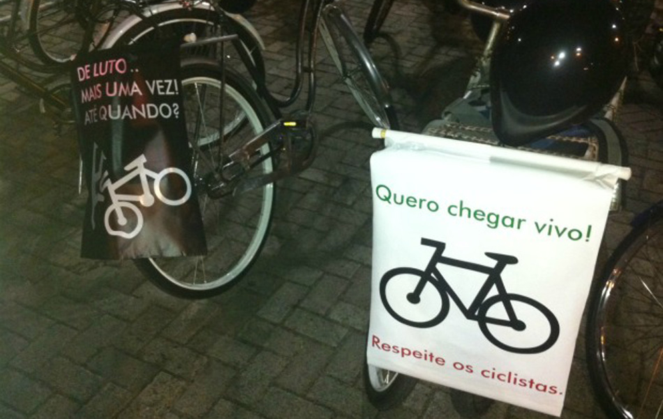 Em Vitória, manifestantes penduraram cartazes nas bicicletas.