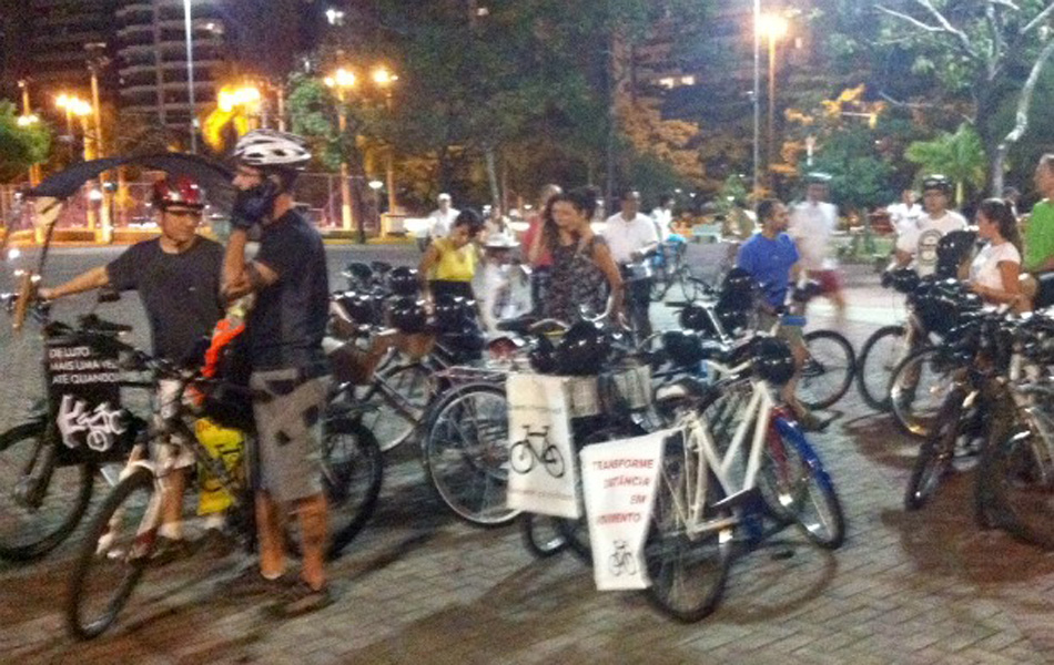 Movimentação dos ciclistas na Praça dos Namorados, na Praia do Canto, em Vitória